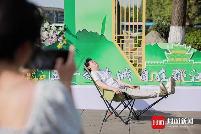 都江堰 游客沉浸式互动 解锁新玩法j9九游会俱乐部登录入口五一趣游