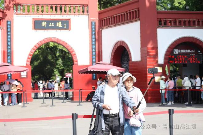 都江堰太火爆NPC白娘子被求合影到宕机九游会j9ag顶流实锤！这个五一青城山(图5)