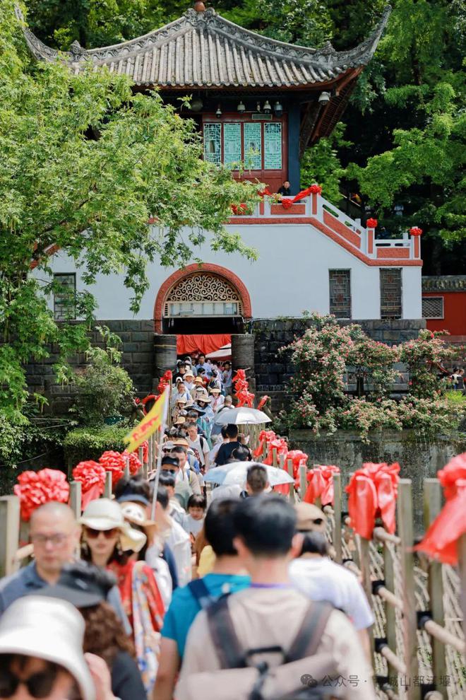 都江堰太火爆NPC白娘子被求合影到宕机九游会j9ag顶流实锤！这个五一青城山(图2)