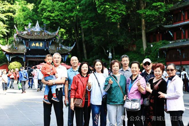 都江堰太火爆NPC白娘子被求合影到宕机九游会j9ag顶流实锤！这个五一青城山(图11)