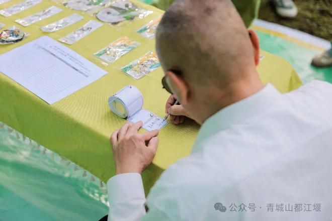 都江堰太火爆NPC白娘子被求合影到宕机九游会j9ag顶流实锤！这个五一青城山(图7)