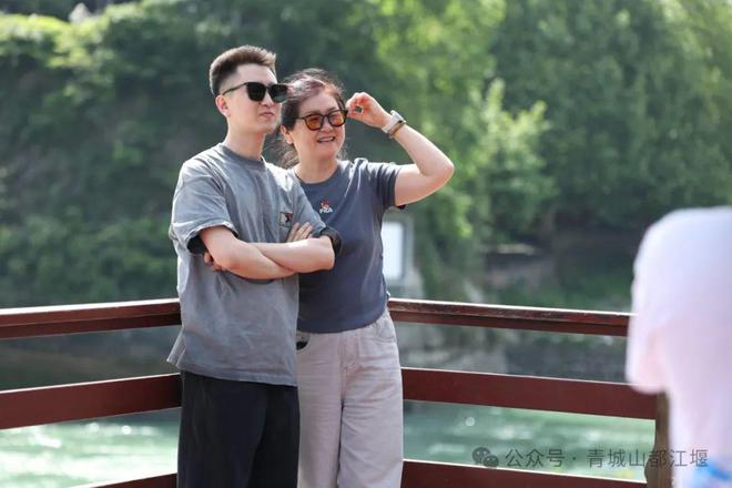 都江堰太火爆NPC白娘子被求合影到宕机九游会j9ag顶流实锤！这个五一青城山(图6)