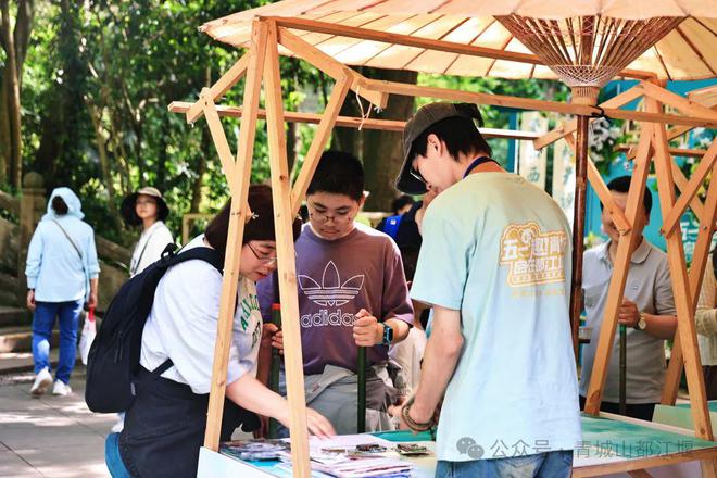 都江堰太火爆NPC白娘子被求合影到宕机九游会j9ag顶流实锤！这个五一青城山(图25)