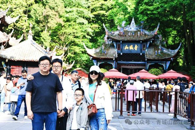 都江堰太火爆NPC白娘子被求合影到宕机九游会j9ag顶流实锤！这个五一青城山(图19)