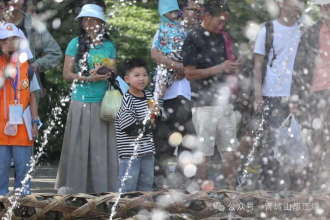 都江堰太火爆NPC白娘子被求合影到宕机九游会j9ag顶流实锤！这个五一青城山(图17)