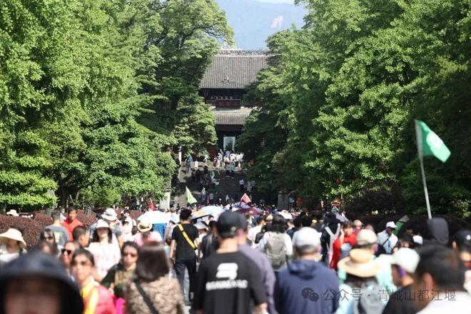 都江堰太火爆NPC白娘子被求合影到宕机九游会j9ag顶流实锤！这个五一青城山(图26)