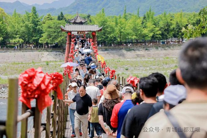 都江堰太火爆NPC白娘子被求合影到宕机九游会j9ag顶流实锤！这个五一青城山(图15)
