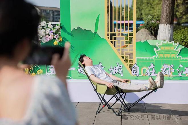 都江堰太火爆NPC白娘子被求合影到宕机九游会j9ag顶流实锤！这个五一青城山(图20)