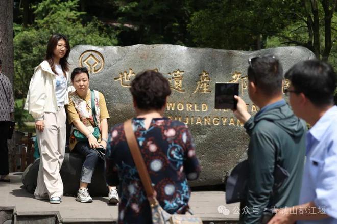 都江堰太火爆NPC白娘子被求合影到宕机九游会j9ag顶流实锤！这个五一青城山(图18)