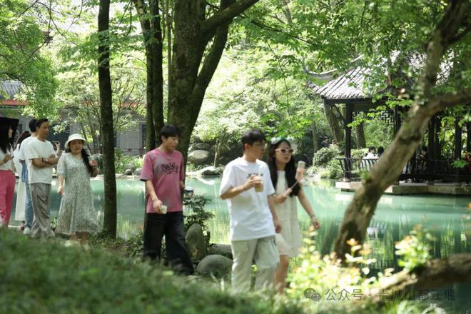 都江堰太火爆NPC白娘子被求合影到宕机九游会j9ag顶流实锤！这个五一青城山(图28)