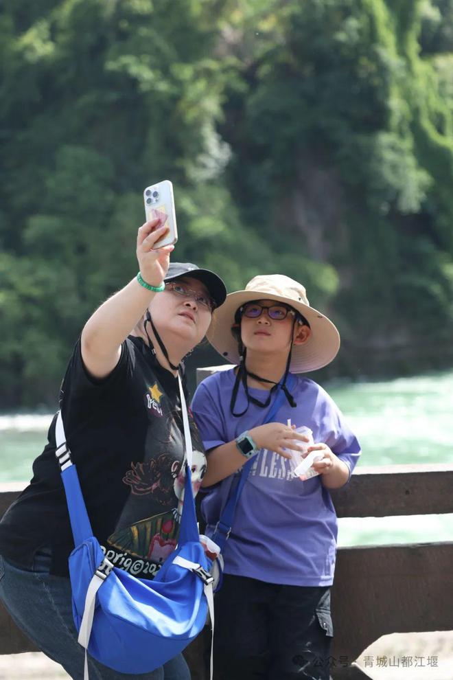 都江堰太火爆NPC白娘子被求合影到宕机九游会j9ag顶流实锤！这个五一青城山(图16)